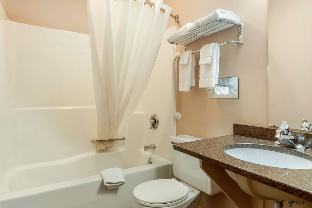 Econo Lodge Traverse City South 5/31
