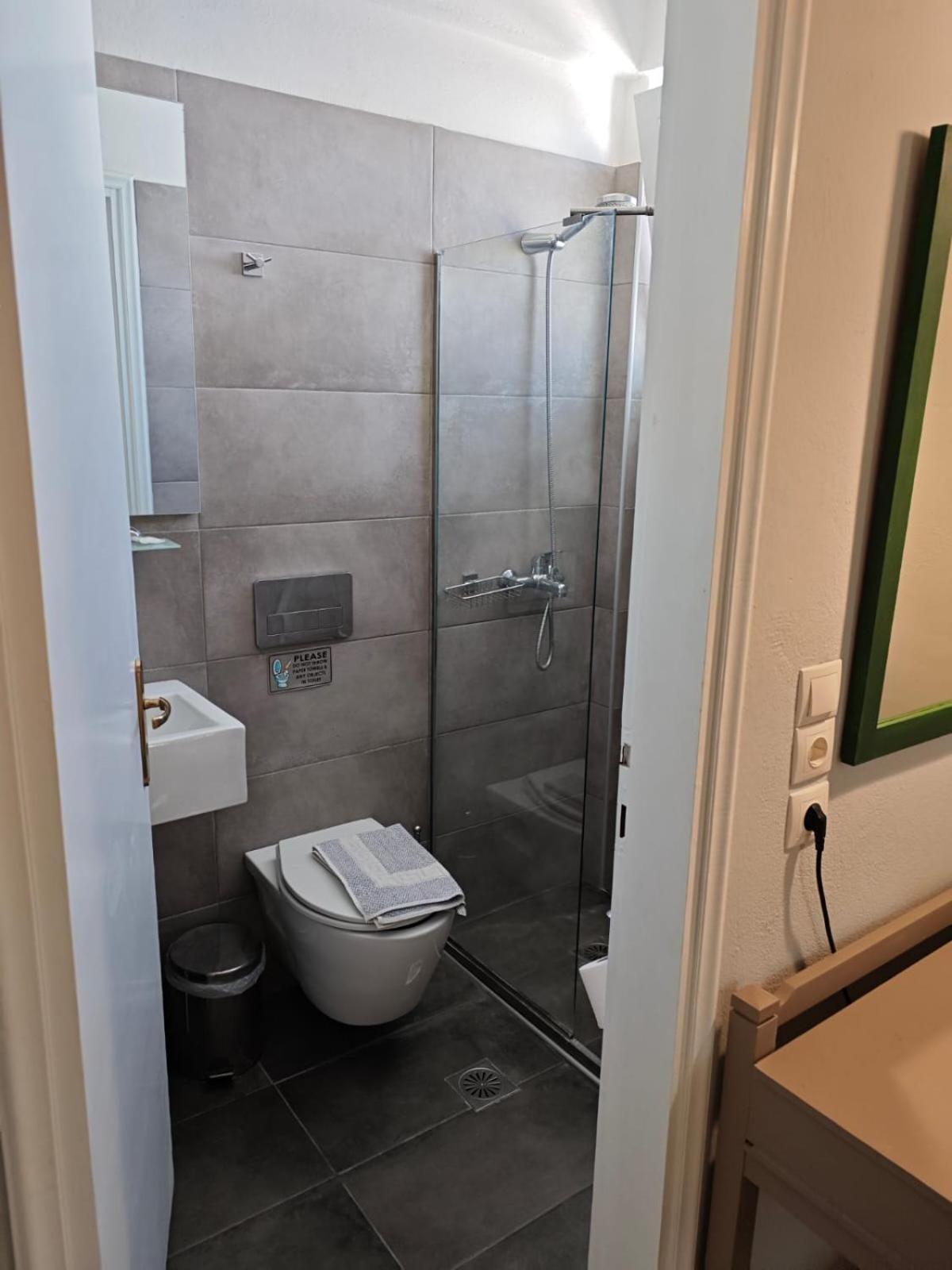 Karis Hotel 49/50