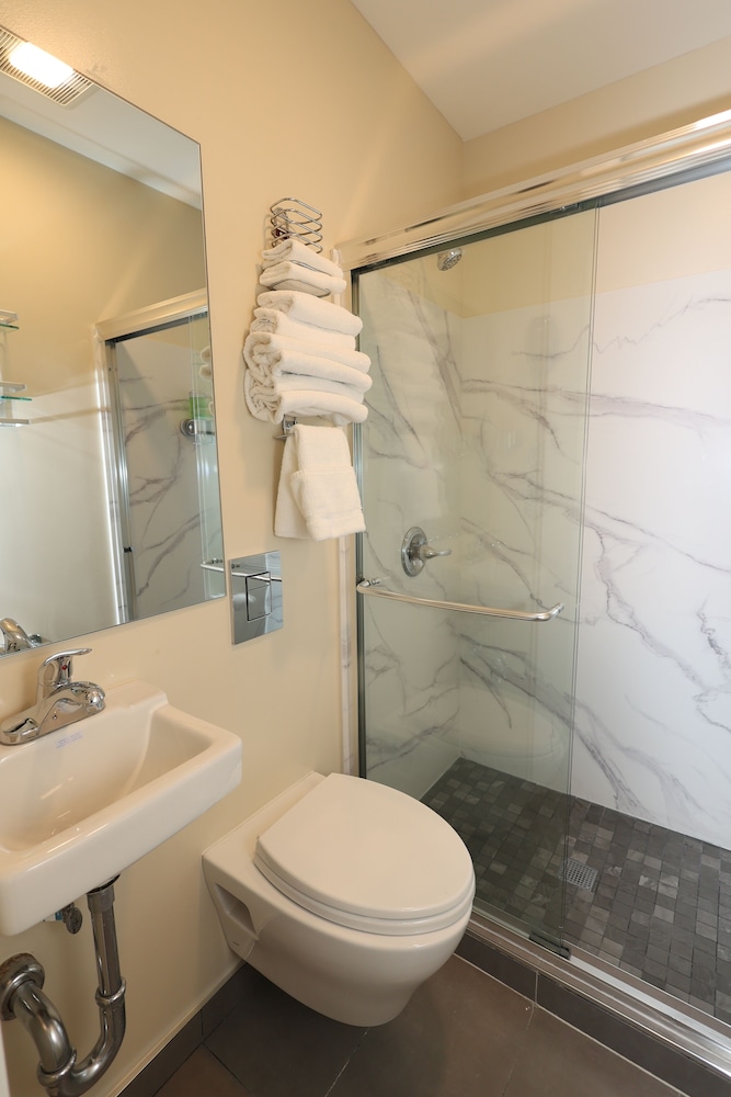 Casa Loma Hotel 50/58