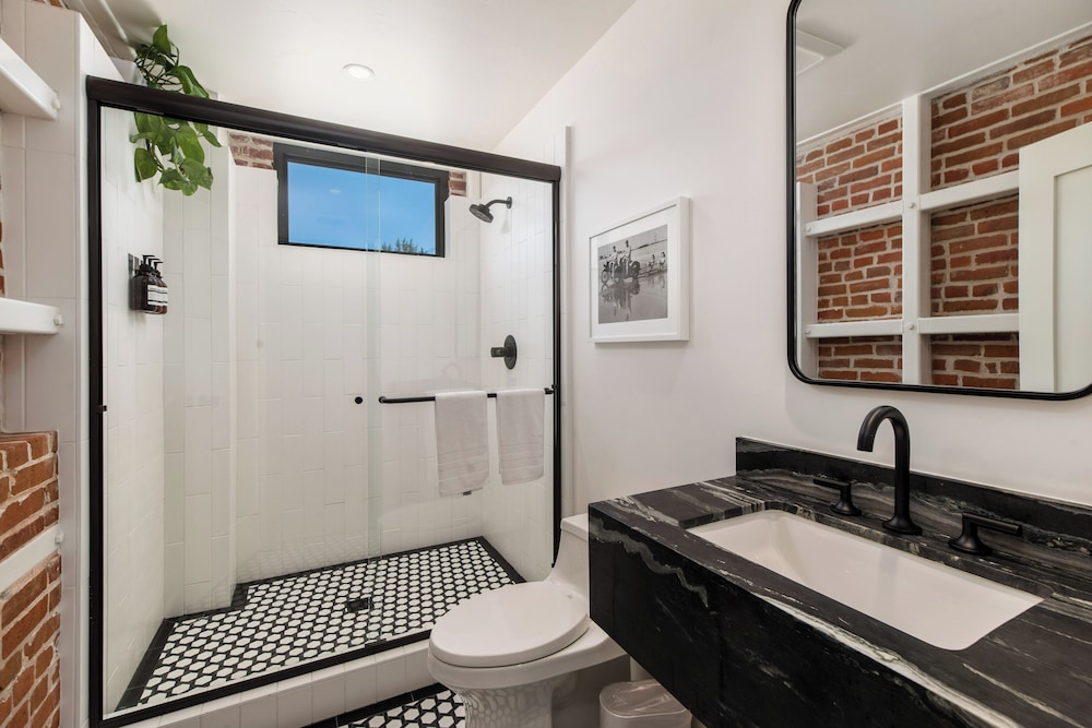 The Brick Hotel 46/50