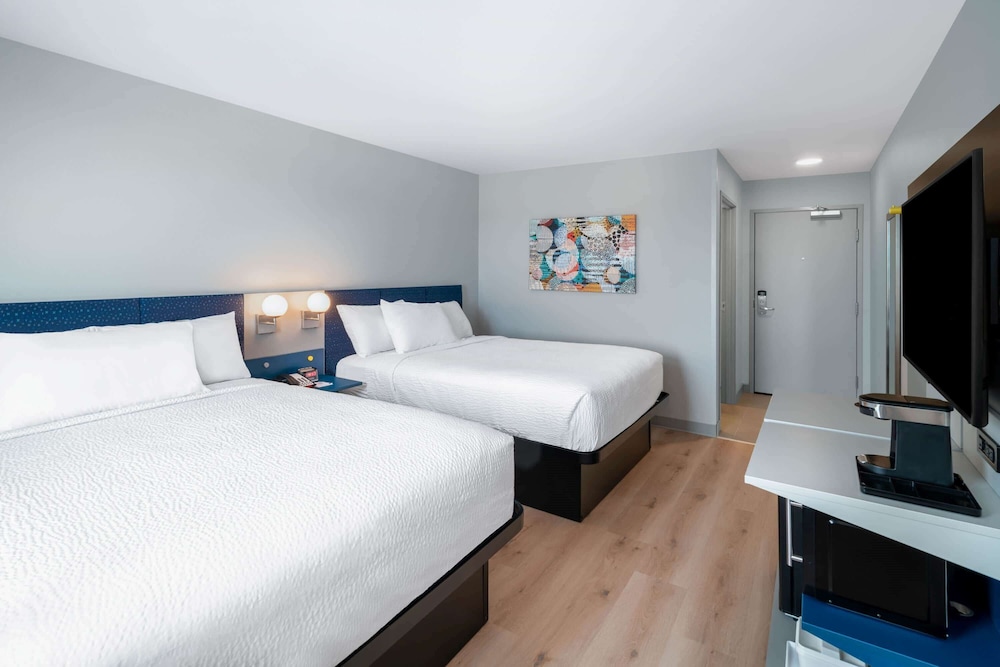 Microtel Inn and Suites by Wyndham Hot Springs 15/29