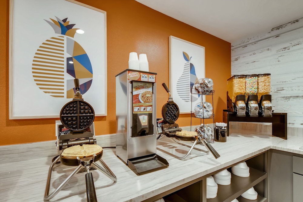 Orangewood Inn Suites Midtown 26/58