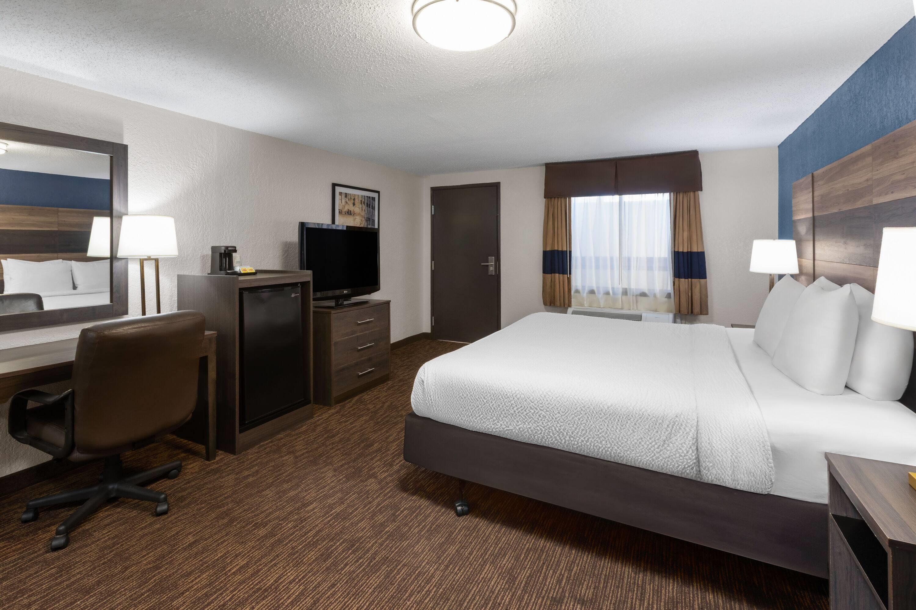 غرفة بسرير مزدوج، Baymont By Wyndham Downtown Detroit 4/6