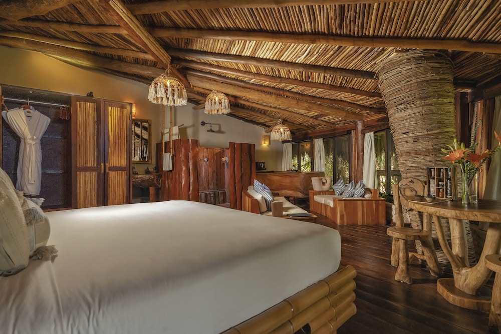 Suite, King Bed, Jungle View, Round Tower