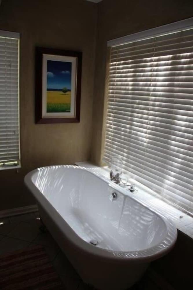 Glenda S Guest Suites 50/50