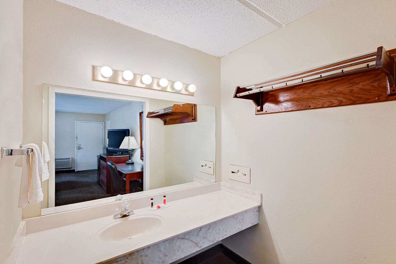 Days Inn by Wyndham Bay City 6/7