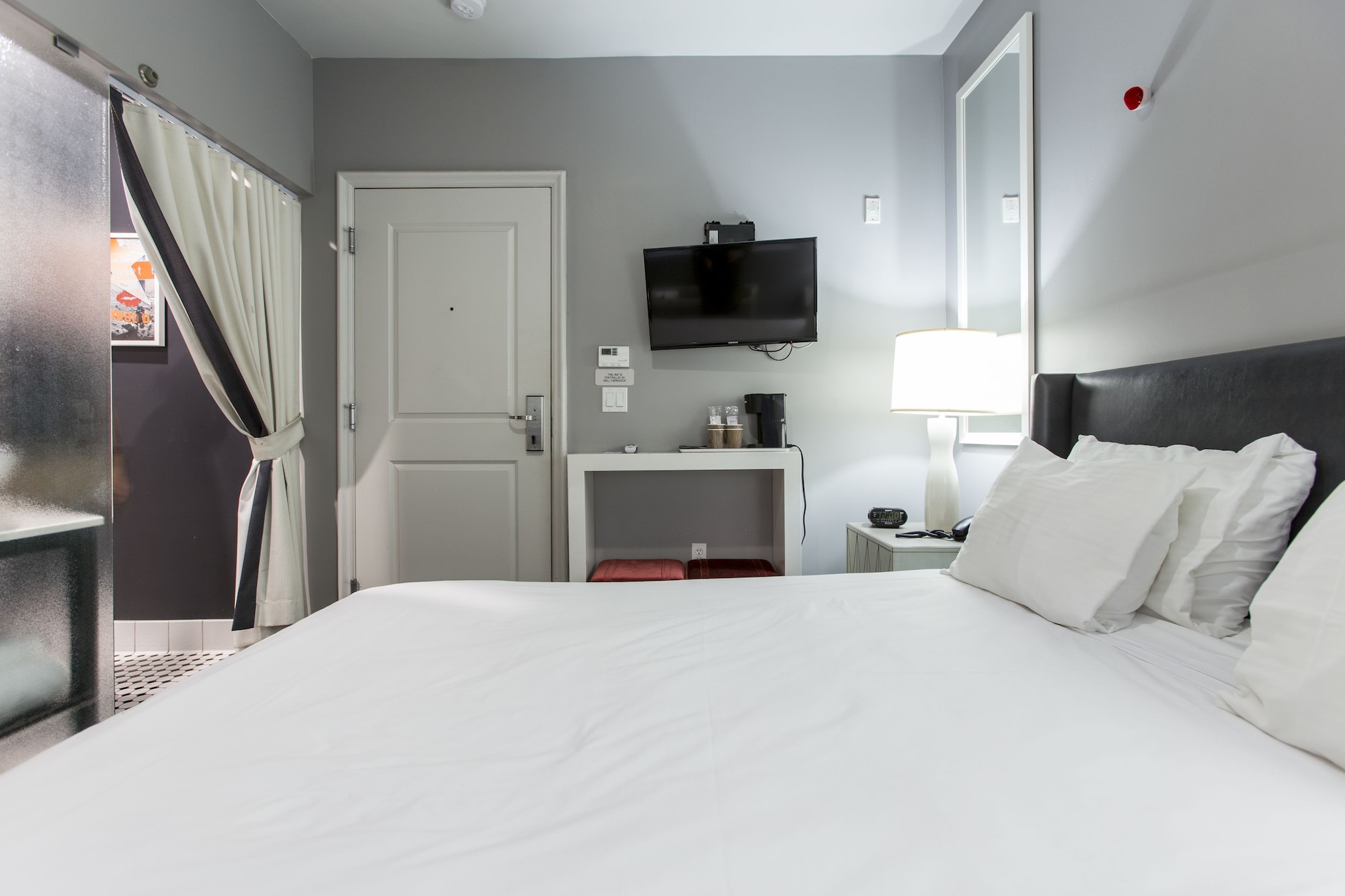 STANDARD, QUEEN BED