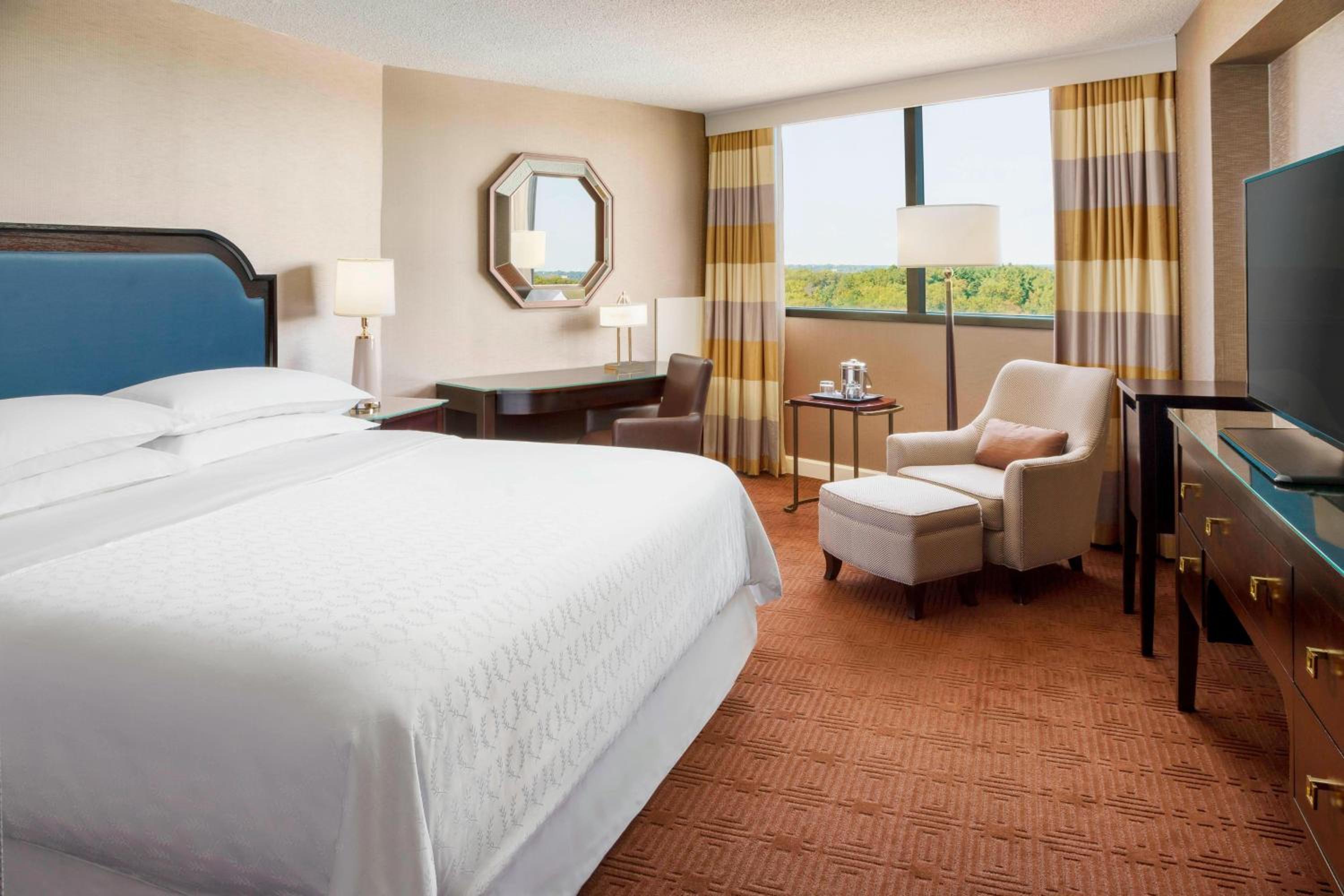 Guest Room, King Bed, Large, Club Floor, Corner
