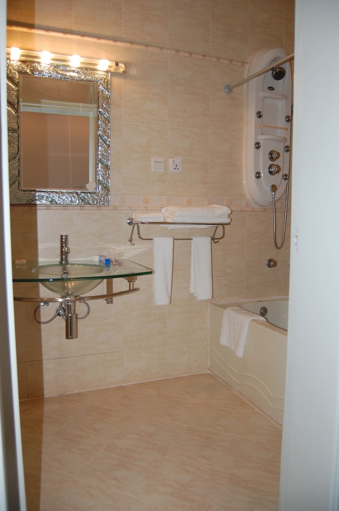Kingsbridge Royale Hotel 50/50