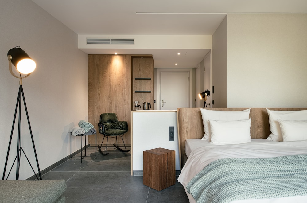 Grand, King Bed
