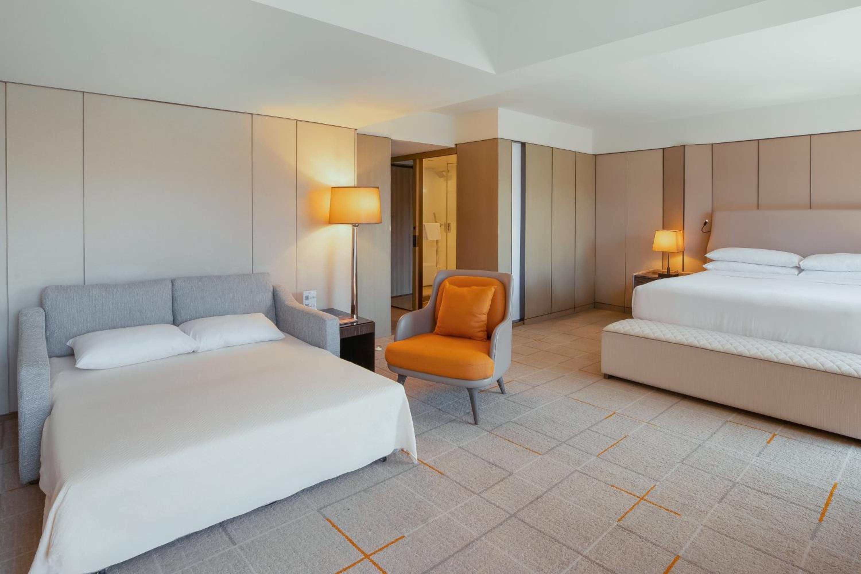 Guest Room, King Bed, Club Floor
