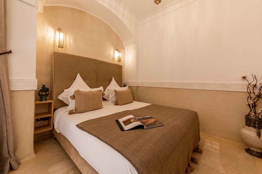 Riad Tahili 8/50