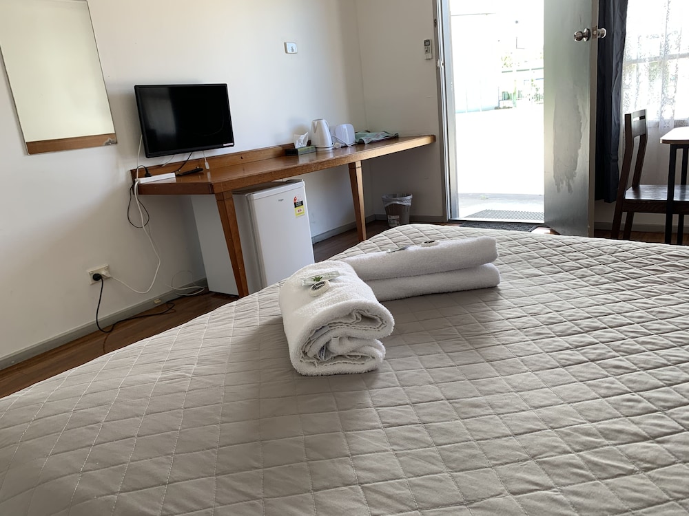 Beaconsfield Lodge Motel 52/66