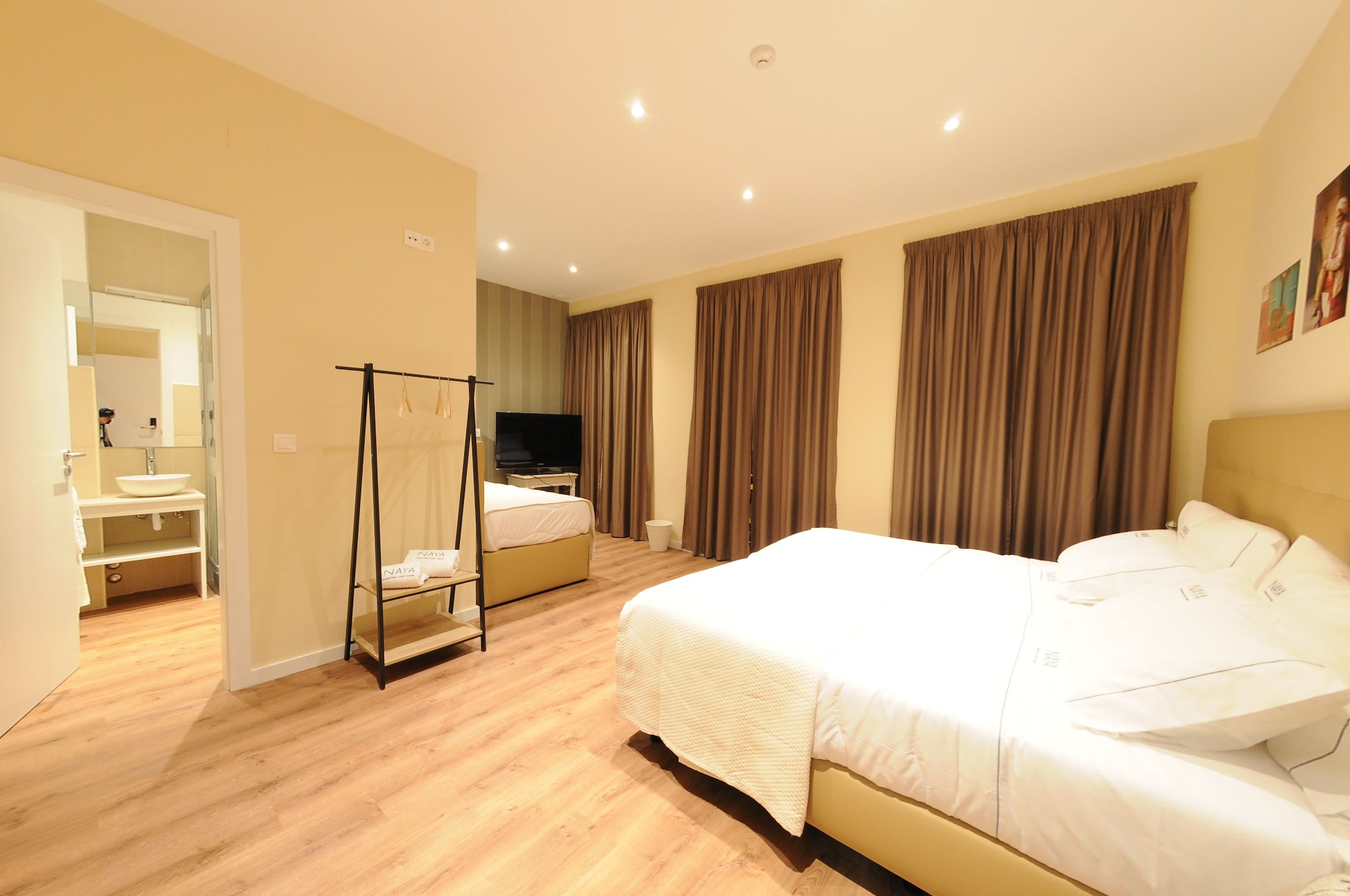 غرفة رباعية بسرير كوين بشرفة مع سرير سحّاب إضافي، Naya - Downtown Guesthouse 2/6