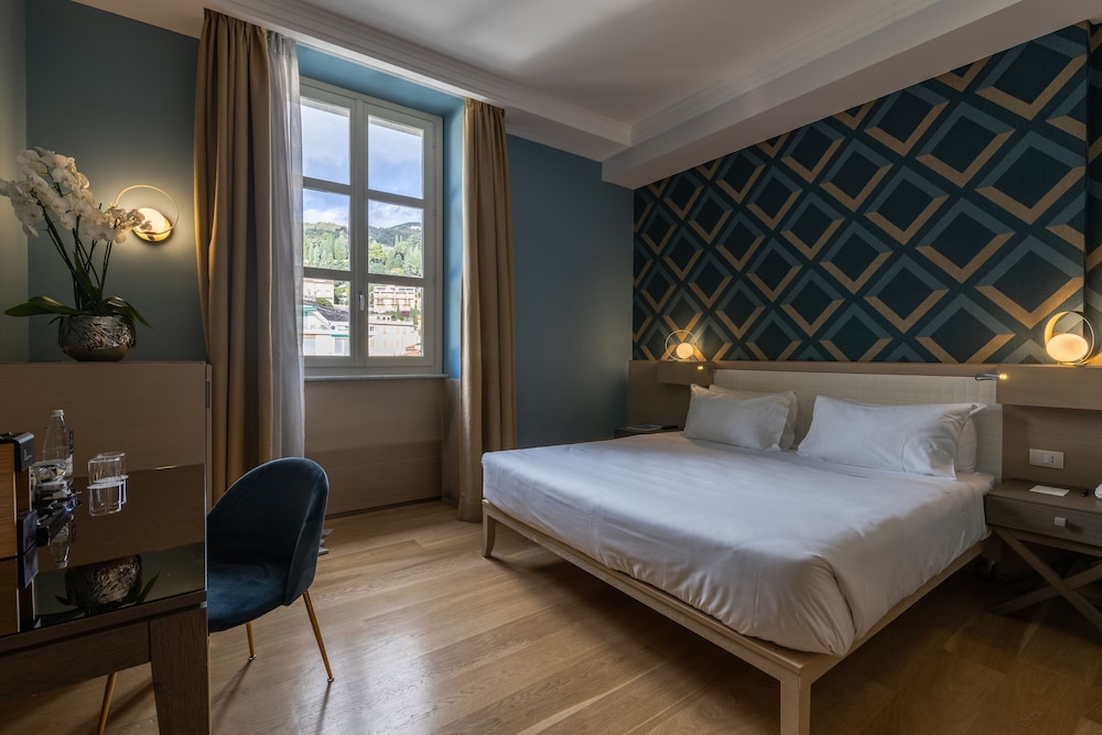 Superior, Double Bed, Hill View