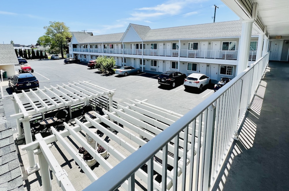 Court Plaza Inn & Suites 58/64