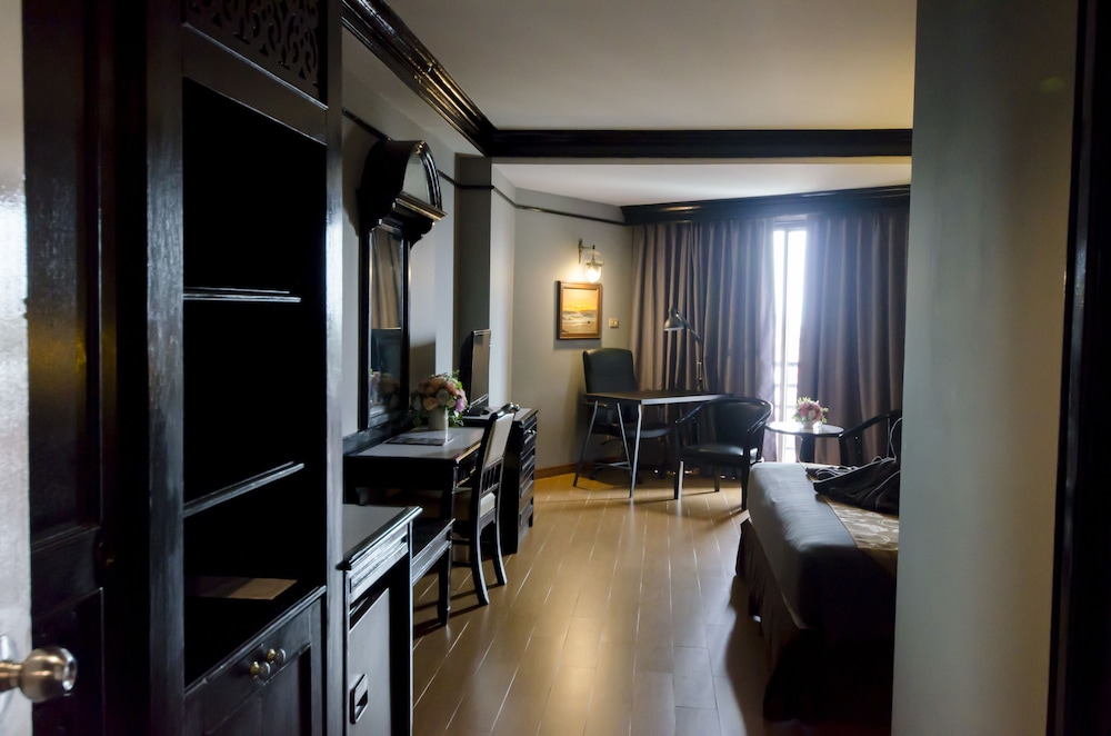 First Pacific Cirrus Hotel 35/50