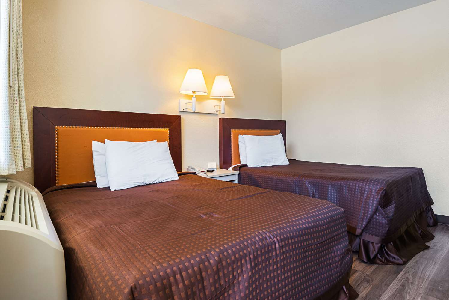 غرفة بسريرين مزدوجين، Rodeway Inn Kissimmee Maingate West 2/4