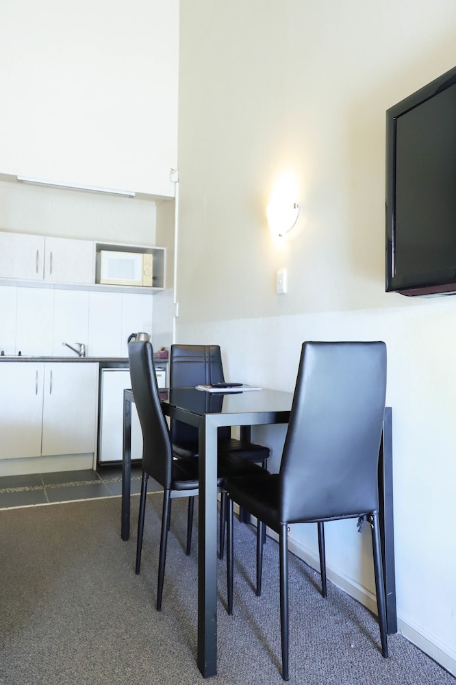 Airport Manor Inn 55/66