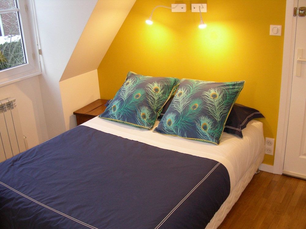 Petite, Queen Bed, Garden View