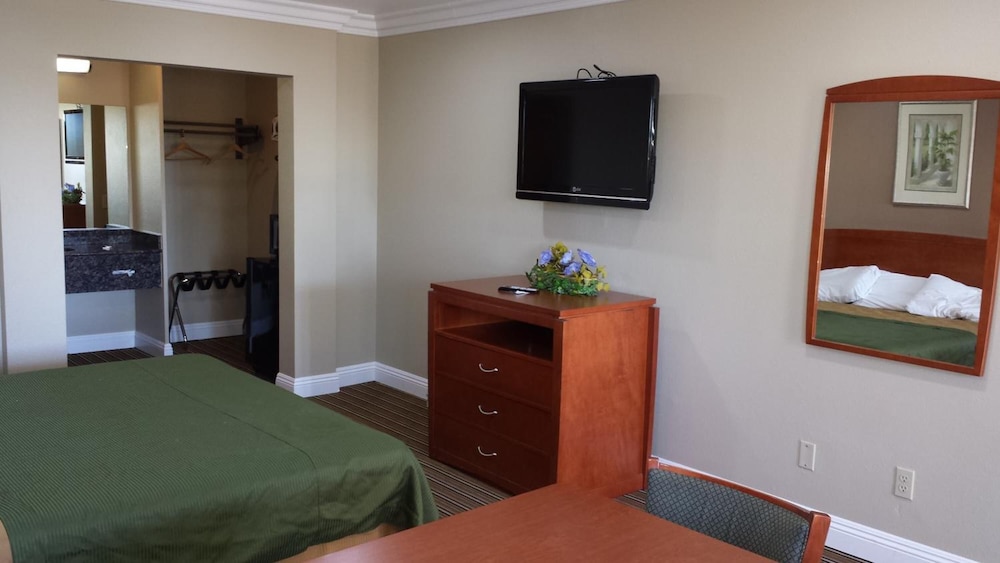 Regency Inn And Suites 19/27