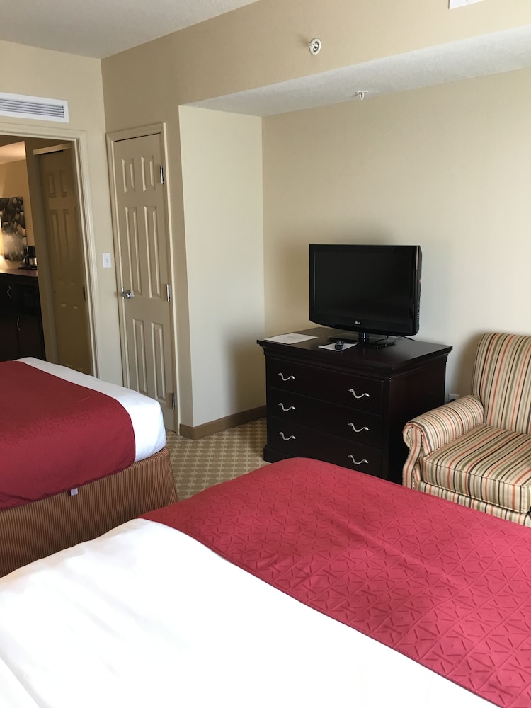 جناح بسريرين كوين بغرفة نوم واحدة مع أريكة، Country Inn & Suites by Radisson, Port Orange-Daytona, FL 3/6