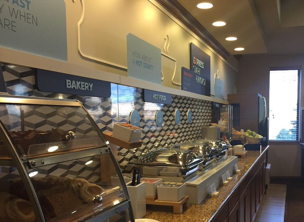 Holiday Inn Express Suites Howell 40/51