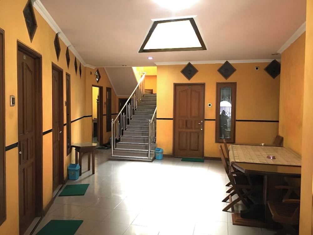 Hotel Alami near Alun-Alun Klaten 14/40