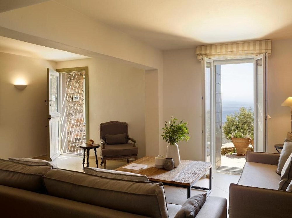 Aeolis Tinos Suites 67/92