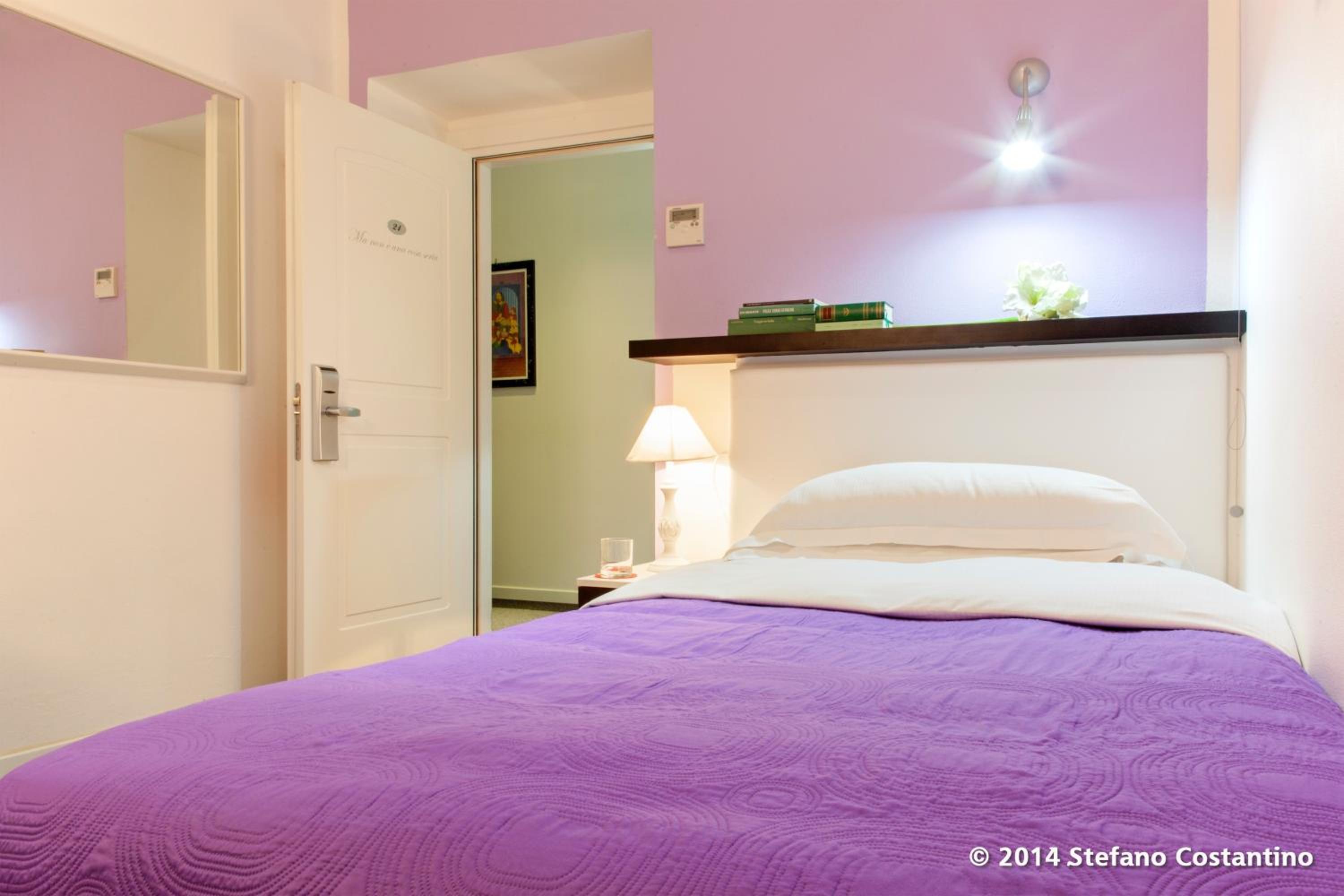 ROOM, SINGLE