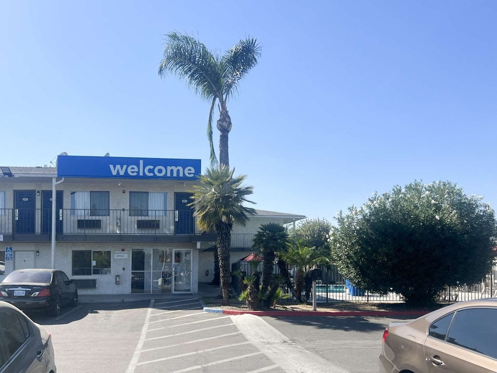 Motel6 Tulare, CA 53/60