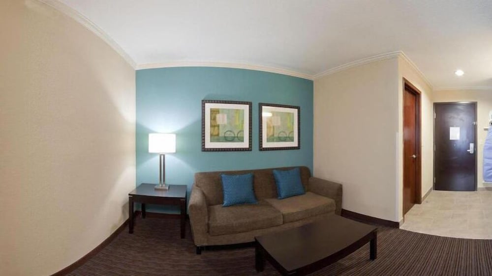 Holiday Inn Express Suites North Kansas City Ex Quality Inn Suites 37/52