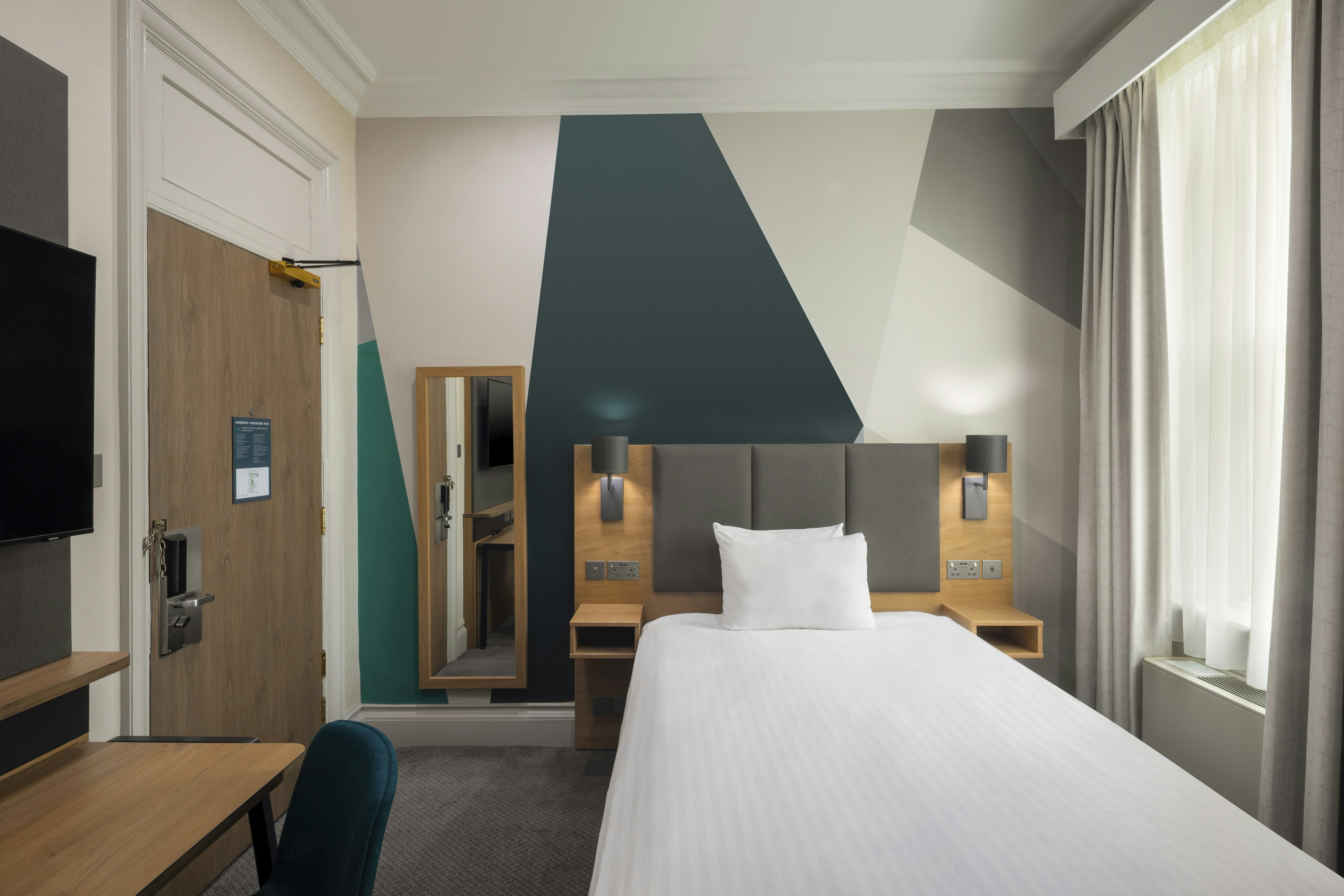 Holiday Inn Farnborough by IHG 20/74