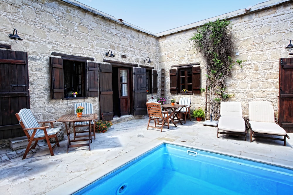 LEONIDAS VILLAGE HOUSES 16/45