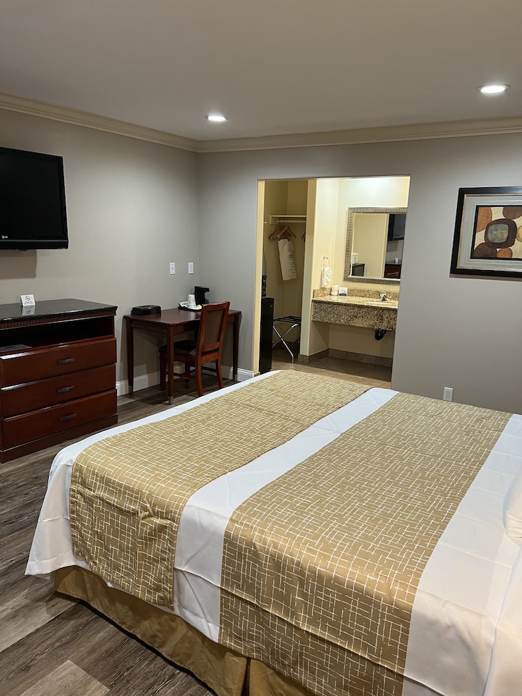 Travelodge By Wyndham Brea 8/29