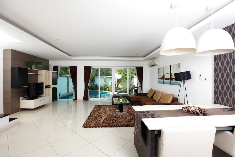 Hidden Palm Pool Villas 6/43