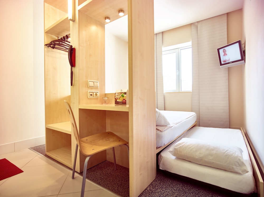 Hello Hotel 12/39