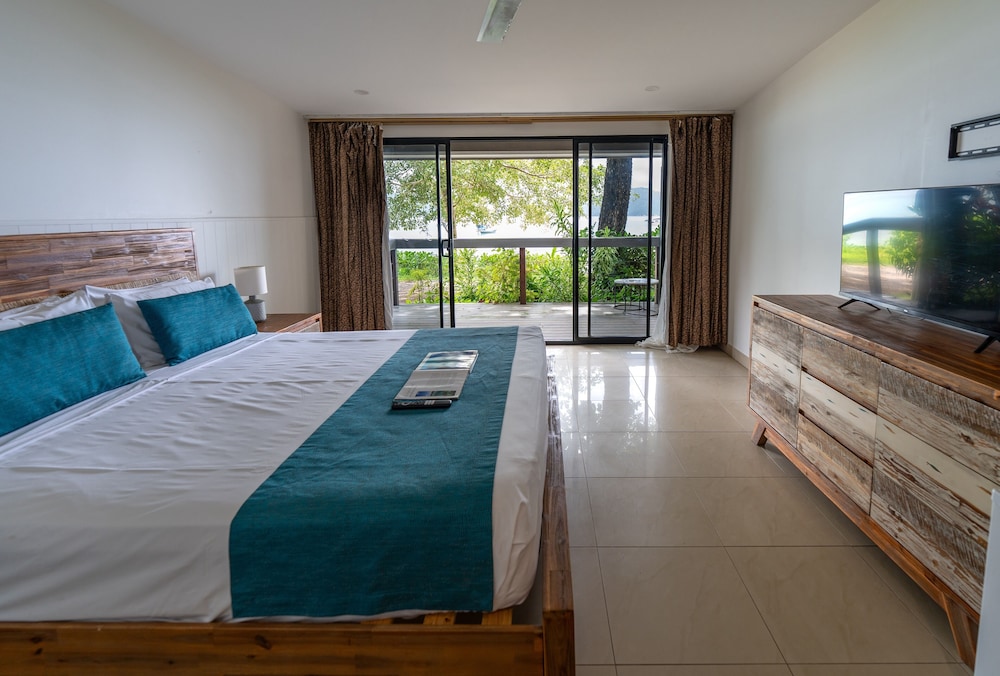 Beach, Cabin, Queen Bed 2/7