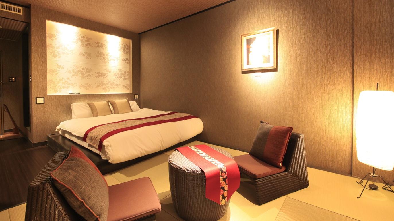 Casual, Queen Bed, No Window, Main Building