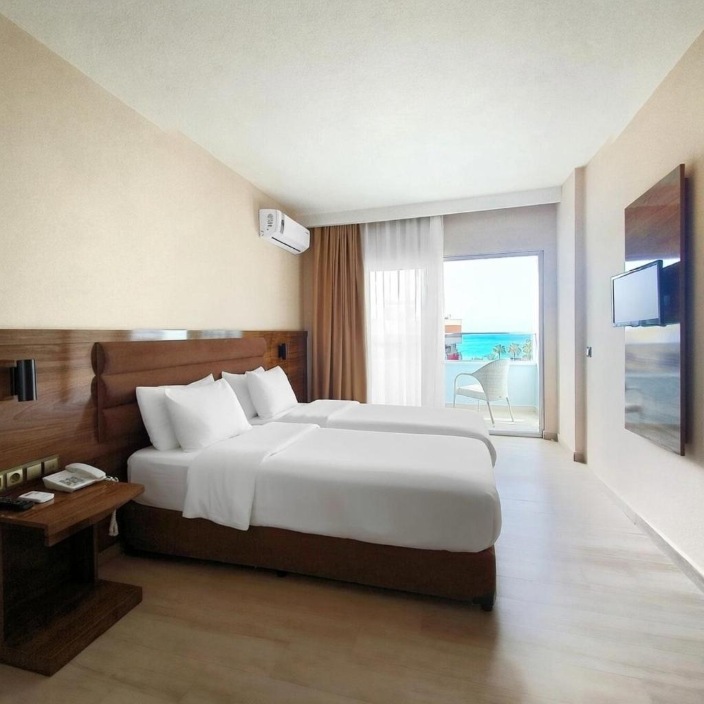 Room, Twin Beds, City and Sea View