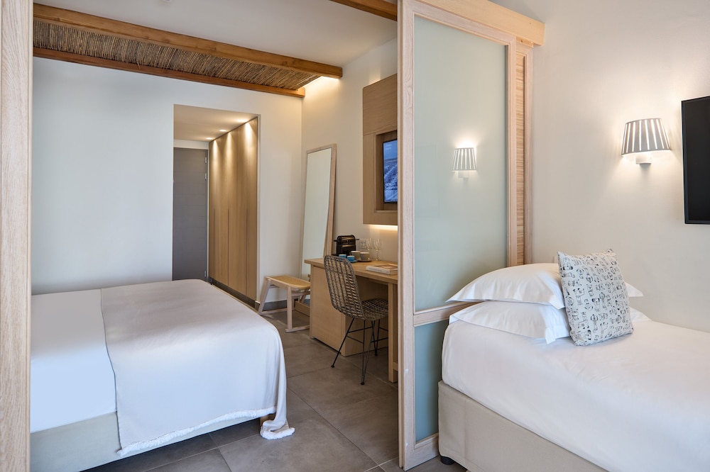 JUNIOR SUITE, DOUBLE BED, INLAND VIEW, SOFA