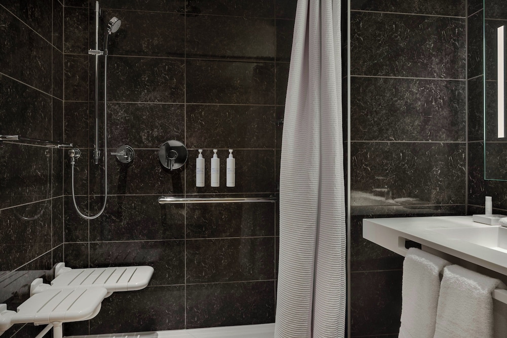 Ac Hotel By Marriott Cincinnati At Liberty Center 47/50