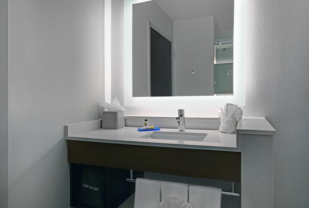Holiday Inn Express & Suites Milwaukee - Brookfield 50/59