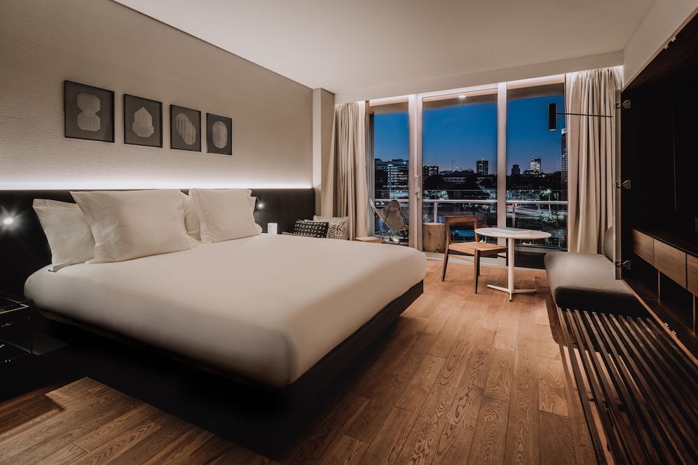 DELUXE, SUITE, KING BED