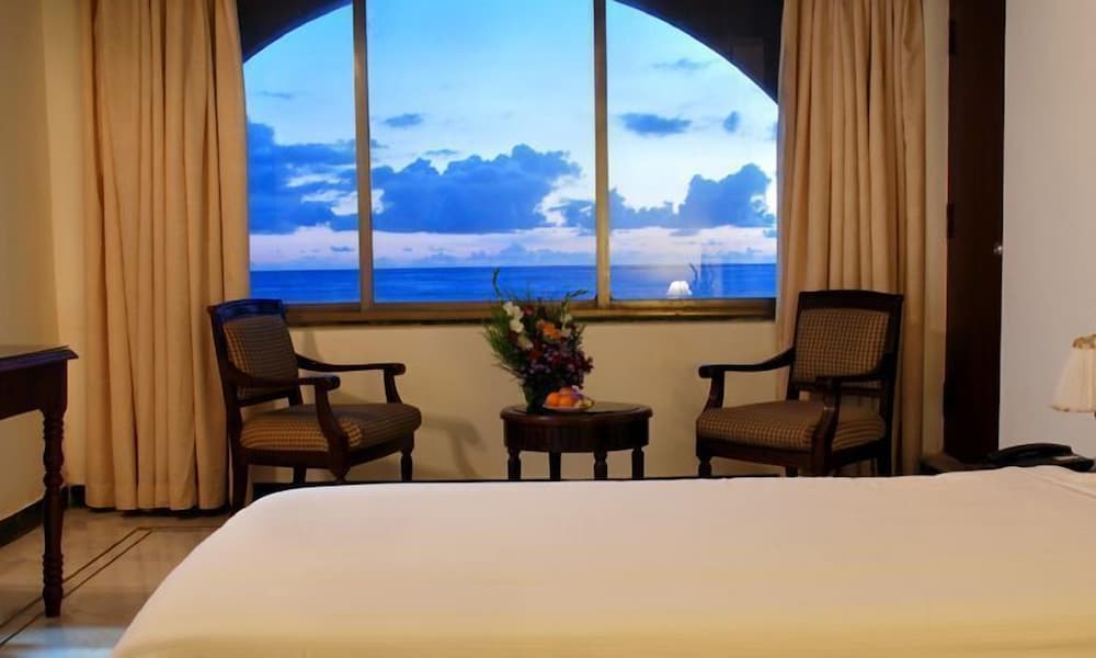 The Paradise Isle Beach Resort 12/23