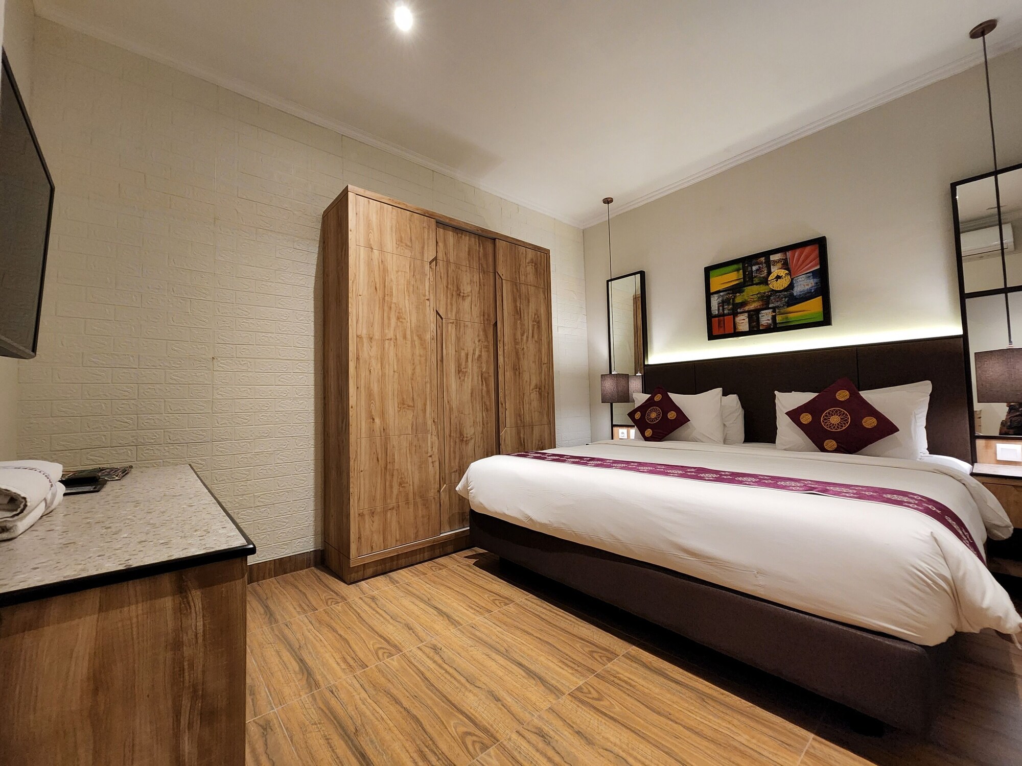 2 Bedrooms, Sunshine, Pavilion, 1 King and 1 Single Beds