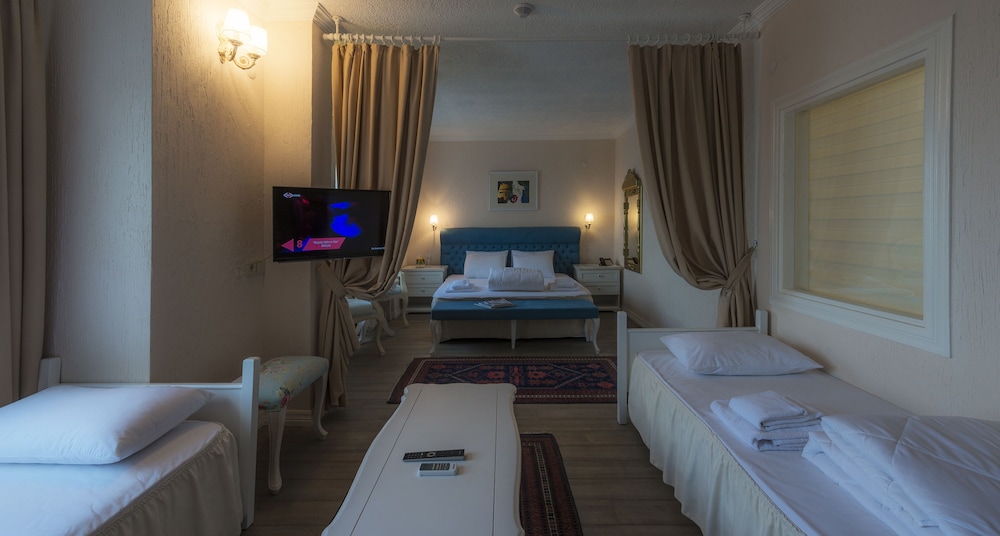 Aeneas Hotel 13/50