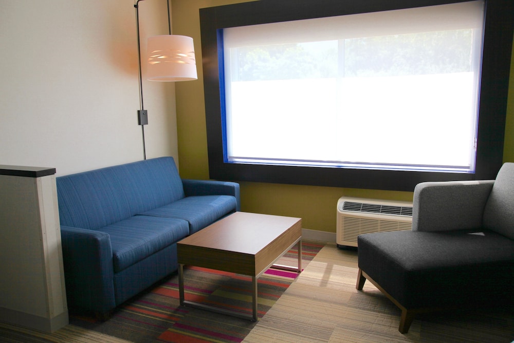 Holiday Inn Express Suites Oswego 27/48