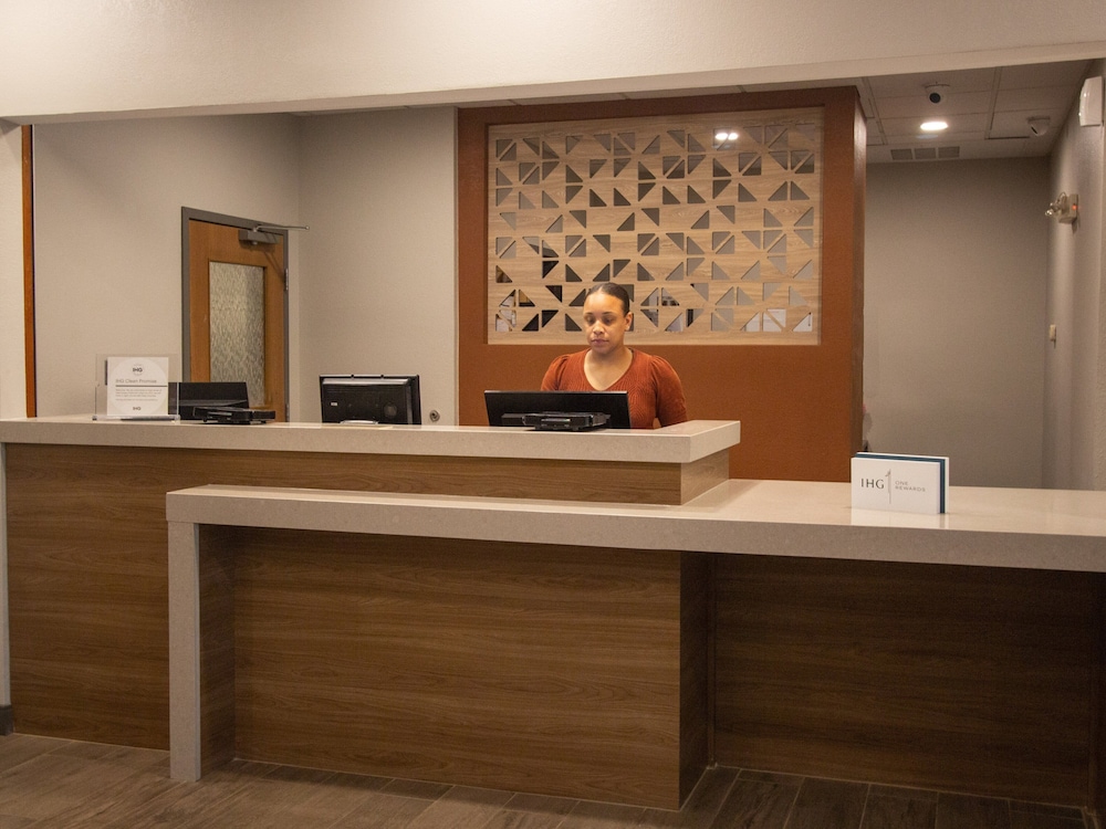 Candlewood Suites Louisville North 10/67