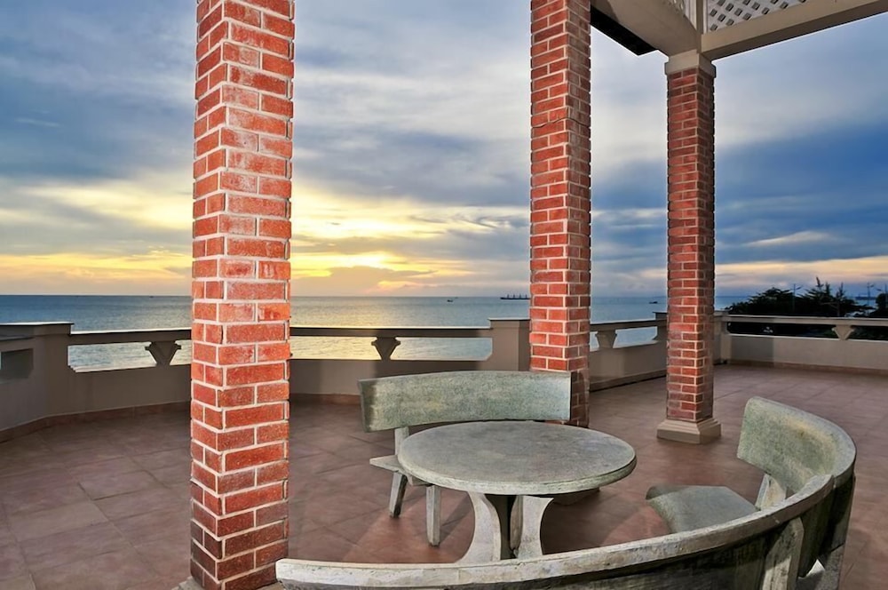 Beachfront Hotel 47/57